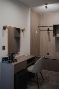 ein Schreibtisch und ein Stuhl in einem Zimmer in der Unterkunft Sobe Vincentius in Metković