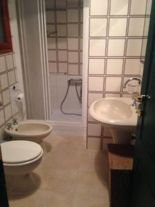 ポルトヴェーネレにあるEdenのバスルーム(トイレ、洗面台、シャワー付)