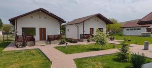 a house with a garden in front of it at Zander House in Pecineaga