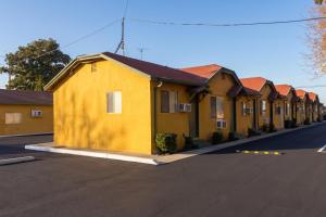 a row of houses on the side of a street at Oak Motel Modesto CA in Modesto +22 photos