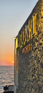 a sign for the jumeirah am gulf sign on a wall at LUMI amchit in Al Qarfī