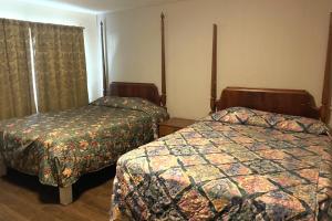 a hotel room with two beds in a room at Oak Motel Modesto CA in Modesto