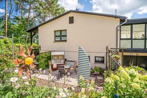 a home with a garden with a surfboard at Krauses Unterdeck in Loddin