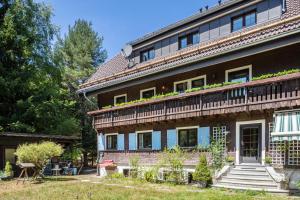 an old brick house with plants on the roof at Fuchs und Has' Feldberg in Feldberg