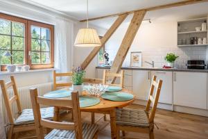 a kitchen and dining room with a wooden table and chairs at Fuchs und Has' Feldberg in Feldberg
