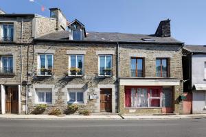 an old brick house on a city street at La Prairie de Vassy in Vassy
