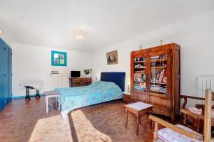 a bedroom with a bed and a book shelf at Chambre D'hôtes Le Viel Echalier in Saint-Urbain