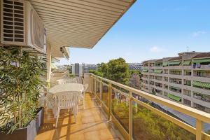a balcony with chairs and tables and a building at Apartmento CT3 in Salou