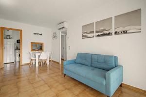 a living room with a blue couch and a table at Apartmento CT3 in Salou