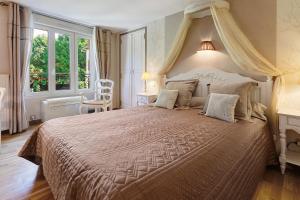a bedroom with a large bed with a canopy at La Prairie de Vassy in Vassy