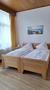 a large bed in a bedroom with a window at Hotel Restaurant Zur Eisernen Hand in Viersen