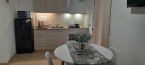 a kitchen with a table and a kitchen with a refrigerator at Entre Verde in Concepción del Uruguay