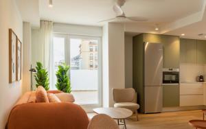 a living room with a couch and a kitchen at Ahoy Plaza Mayor in Elda