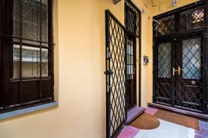 una entrada a una casa con una puerta y ventanas en Urbana Hipster Downtown Budapest, en Budapest