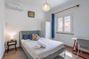 a bedroom with a bed and a window at AL Fancy Discoveries in Lisbon