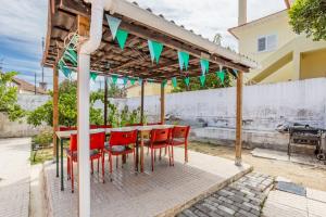 a table and chairs under a pergola at AL Fancy Discoveries in Lisbon