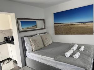 a room with a bed with towels on it at Mieszkanie Ratownika in Dziwnów