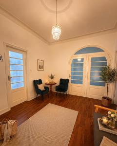 a living room with two chairs and a table at Casa do Jardim in Peniche