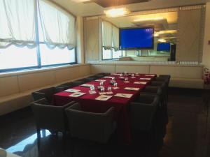 a conference room with a long table and chairs at Grand Hotel Duca Di Mantova in Sesto San Giovanni