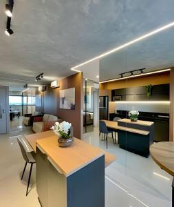 a kitchen and living room with a table and chairs at Vertigo Premium Studios in Campo Grande