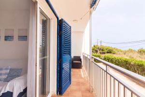 a room with a balcony with a bed and a window at Apt Italia 96 in Almarda
