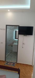 a room with a mirror and a white wall at Hotel LULI in Baks-Rrjoll