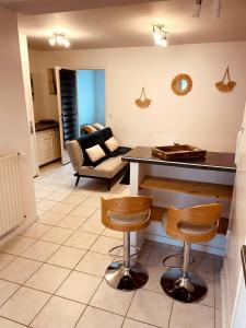 a kitchen and living room with a counter and chairs at l 'Escapade Atlantique in Saint-Nazaire