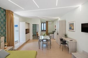 ein Wohn- und Esszimmer mit Tisch und Stühlen in der Unterkunft Sunshine Apartment in Pimonte