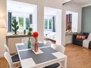 un comedor y una sala de estar con mesa y sillas en The garden flat, en Luxemburgo