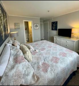 a bedroom with a large bed and a television at Sandy Toes Getaway in Hilton Head Island +30 photos