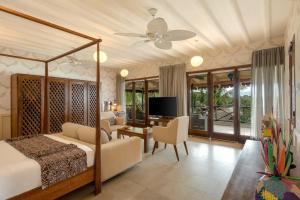 ein Schlafzimmer mit Bett und ein Wohnzimmer in der Unterkunft Z Hotel & Z2 Hotel in Nungwi