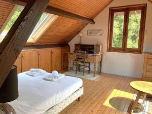 a bedroom with a bed and a desk in a room at Phare - SAINT HILAIRE DE RIEZ in Saint-Hilaire-de-Riez