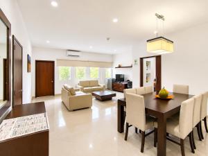 a dining room and living room with a table and chairs at Hotel Neiva Plaza in Neiva +20 photos