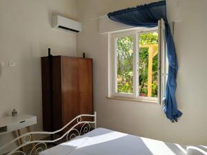 a bedroom with a bed and a window at l'Araucaria casa vacanze in Marsala
