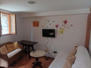 a living room with a couch and a table at El Rincon De Zaldierna in Zaldierna