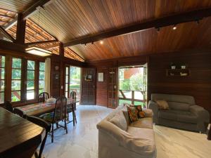 a living room with a couch and a table at Paz na Serra Teresopolis Pet Friendly in Teresópolis