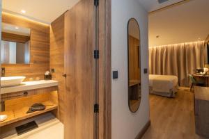 a bathroom with a sink and a mirror at Hotel Princesa Parc Excellence in Arinsal