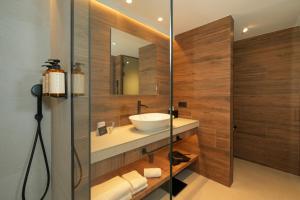 a bathroom with a sink and a mirror at Hotel Princesa Parc Excellence in Arinsal