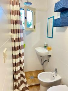a bathroom with a toilet and a sink at Casetta San Menaio in San Menaio