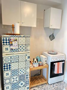 a kitchen with blue and white tiles on the wall at Casetta San Menaio in San Menaio