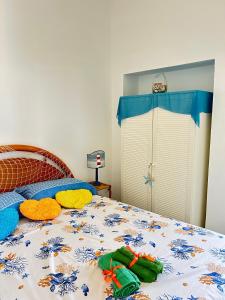 a bedroom with a bed with colorful pillows on it at Casetta San Menaio in San Menaio