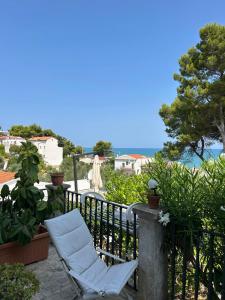 a pair of white chairs sitting on a balcony at Casetta San Menaio in San Menaio