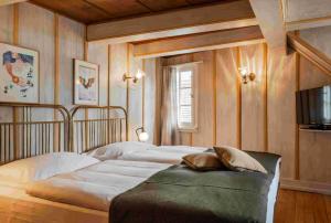 ein Schlafzimmer mit zwei Betten und einem Fernseher in der Unterkunft Hotel Rebstock in Luzern + 95 Fotos