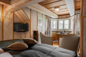 ein Schlafzimmer mit Bett, Fernseher und Schreibtisch in der Unterkunft Hotel Rebstock in Luzern