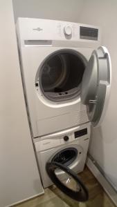 a telephone sitting on top of a washing machine at L'entracte in Hensies