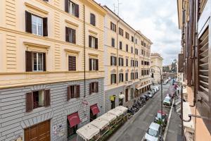 ローマにあるRome as you feel - Diocleziano Apartmentの建物や車が並ぶ街並み