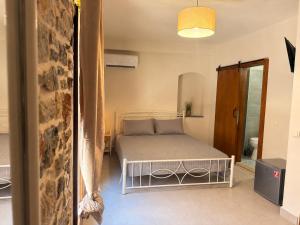 ein Schlafzimmer mit einem Bett in einem Zimmer in der Unterkunft Mastic Nest in Chios