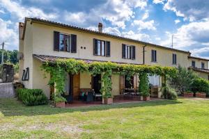 a house with an ivy covered facade with a yard at CASALE LE CONCE 6, Emma Villas in Castel del Piano