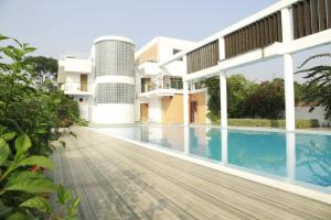 ein Bild von einem Swimmingpool in einem Haus in der Unterkunft Krishibid Resort 