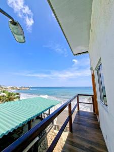 a balcony with a view of the beach at Suite Meridiano Direct Beach Access y AC in Ballenita